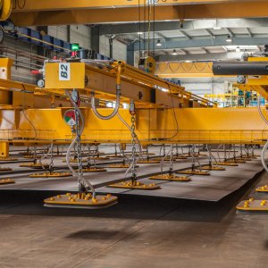 Palonnier de manutention de plaques en acier de plus de 15 tonnes - ACIMEX